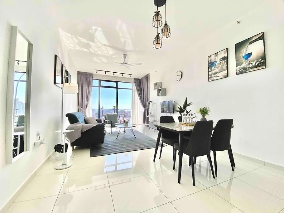 Beacon Executive Suites #Elegant #Skypool #Georgetown #4Pax #2Br 2Bath #1Queen 2Single #Quality Well Maintained #Private Superhost 0*, George Town Malaysia
