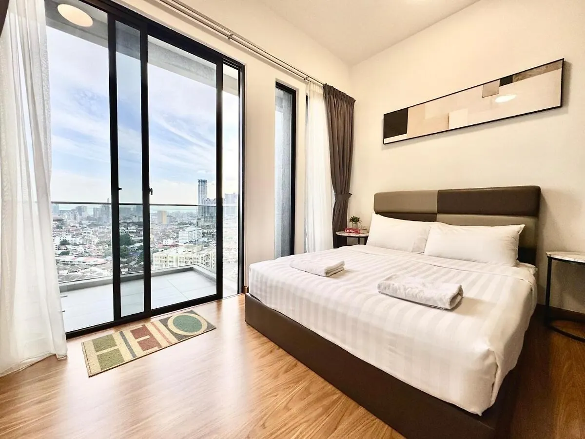 Beacon Executive Suites #Elegant #Skypool #Georgetown #4Pax #2Br 2Bath #1Queen 2Single #Quality Well Maintained #Private Superhost 0*, George Town Malaysia